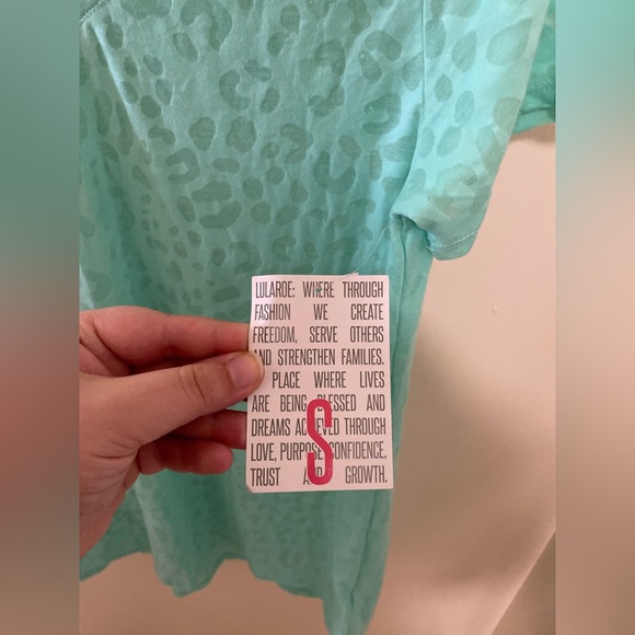 ✨NWT Women’s LuLaRoe Cheetah Print Short Sleeve Shirt Size S - Picture 4 of 8